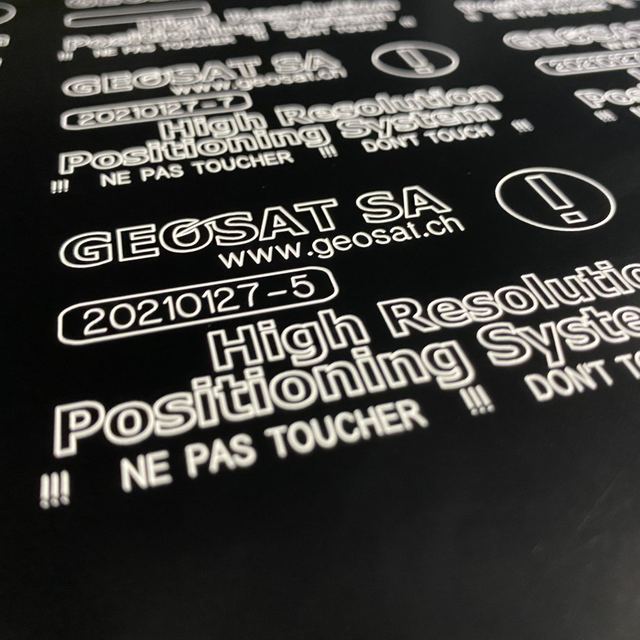 Plaques noires gravées en série, marquage blanc
