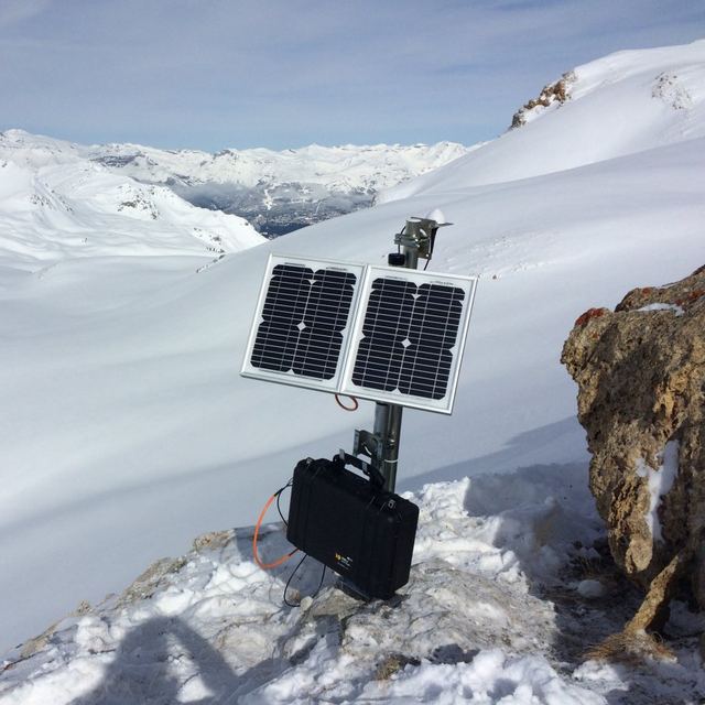 Station de mesure autonome avec panneaux photovoltaïques sur une crête enneigée